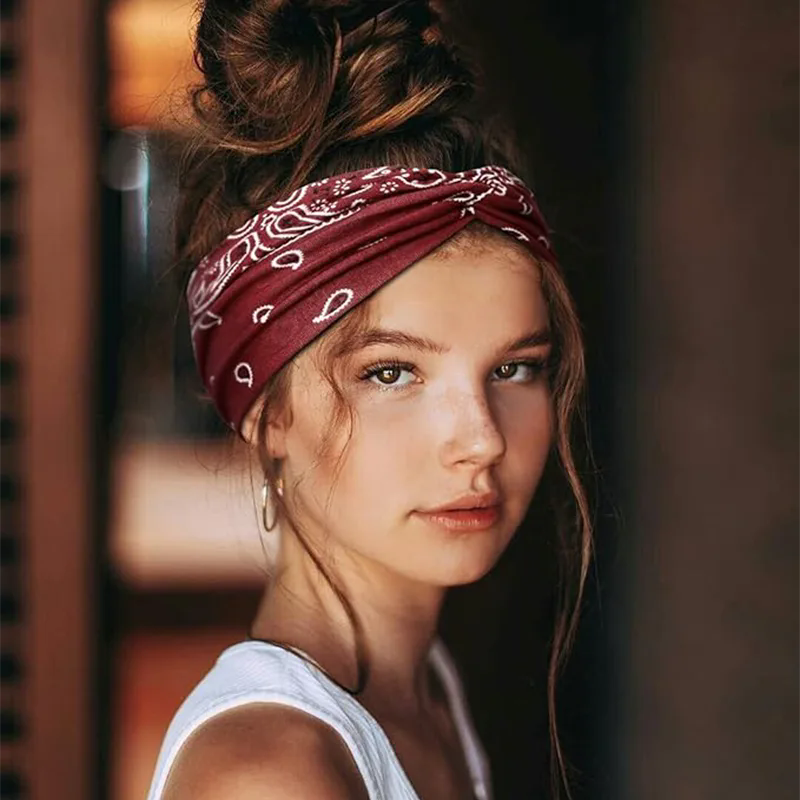 Como as bandanas femininas de poliéster melhoram o conforto e o estilo?